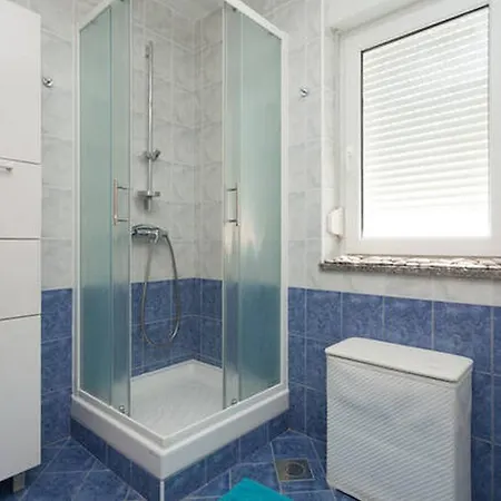 Leona Apartament