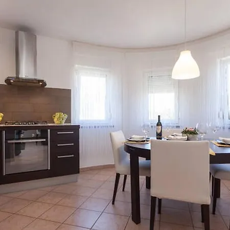 Apartament Leona